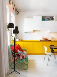 Простая белая краска прекрасно контрастирует с желтой кухонной мебелью